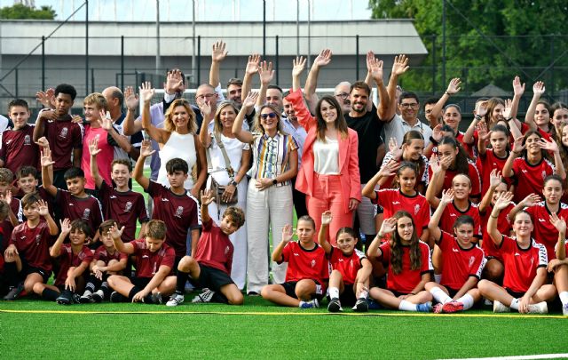 El campo de fútbol José Barnés estrena césped de última generación