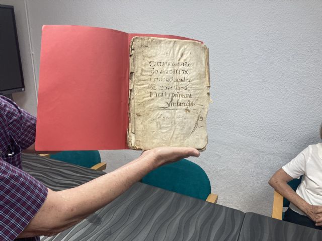 El Centro Social de Personas Mayores Murcia I acoge la donación de un incunable del siglo XVII sobre Letur