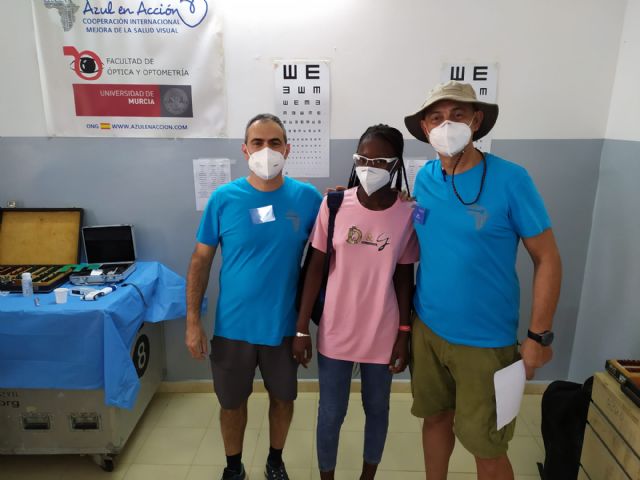 El decano de Óptica y Optometría de la Universidad de Murcia participa en la expedición a Senegal de Azul en Acción