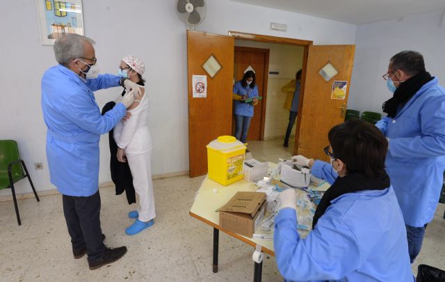 Los trabajadores y usuarios de Jesús Abandonado reciben la segunda dosis de la vacuna contra el Covid-19