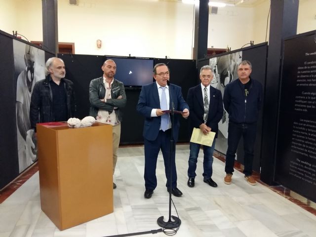 El escultor murciano Lidó Rico presenta en el Rectorado de la Universidad de Murcia la exposición 'The Wedding'