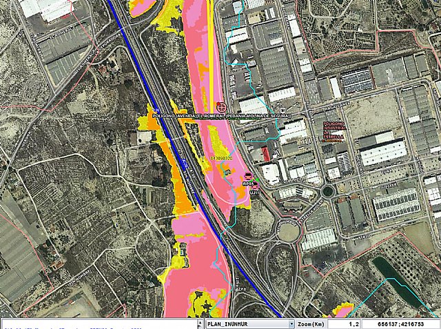 Rescatan a una persona atrapada por el agua en el interior de su vehículo en Beniaján