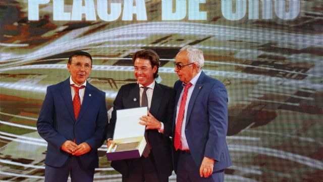 El director general de Deportes recibe la máxima distinción del triatlón español