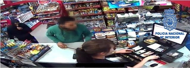 Detenidos los dos autores de un atraco con arma blanca en un establecimiento comercial