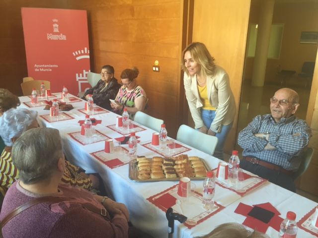 El servicio municipal de Teleasistencia del Ayuntamiento de Murcia muestra sus novedades tecnológicas en la Plaza de Santo Domingo