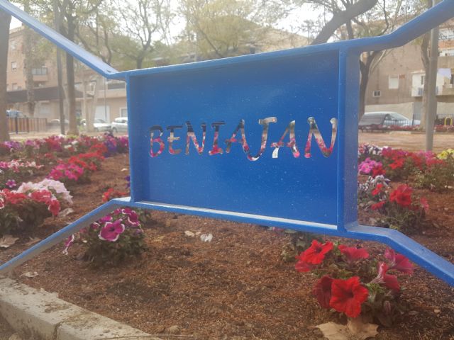 Cientos de flores embellecen el jardín José Cánovas Ortiz de Beniaján
