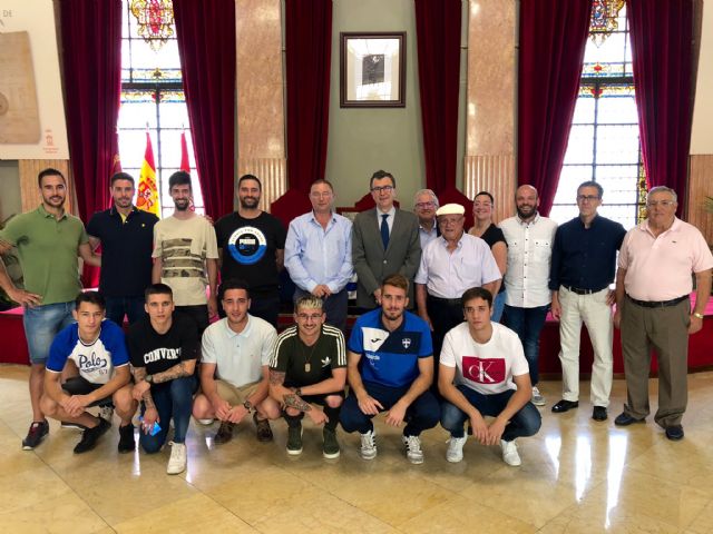 Los jugadores del Plus Ultra llevan su ascenso a La Glorieta