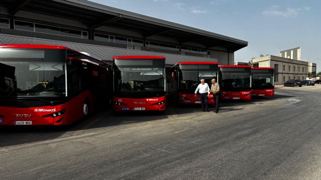La incorporación de 36 vehículos reduce cuatro a&ntilde;os la edad media de la flota mientras avanza la licitación del nuevo modelo de transporte