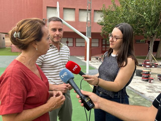 El Ayuntamiento de Murcia renueva la pista polideportiva del CEIP San Pablo para garantizar la seguridad y el uso escolar y deportivo