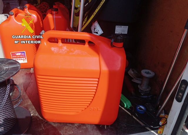La Guardia Civil se incauta de más de mil litros de gasolina almacenados irregularmente por una empresa dedicada al alquiler de embarcaciones y motos acuáticas