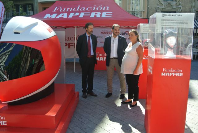 Una exposición muestra la importancia de utilizar el casco en la conducción de vehículos de dos ruedas