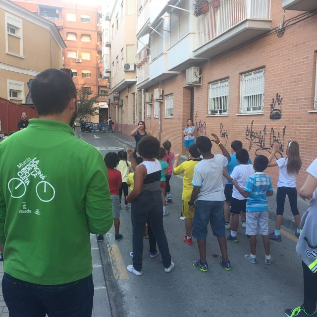 Alumnos del CEIP El Carmen se divierten en una calle sin coches