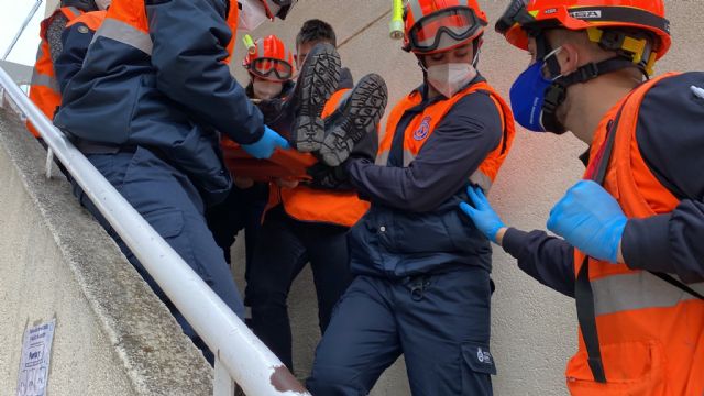 Voluntarios de Protección Civil enseñan medidas de autoprotección a los escolares del colegio Nuestra Señora de la Fuensanta