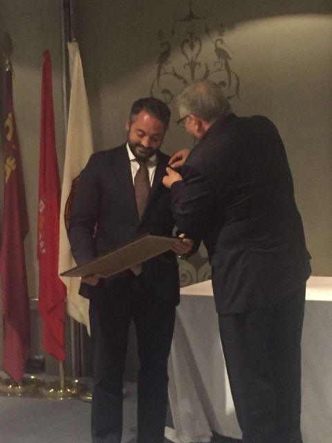 El concejal Rafael Gómez recibe la Medalla de Plata de la Federación Murciana de Moros y Cristianos