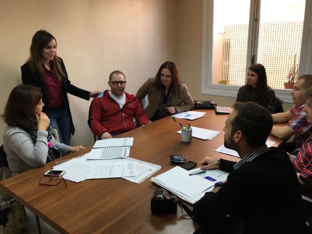 Juventud recibe a los dos primeros voluntarios europeos que colaborarán en el diseño de una campaña sobre inclusión y participación para jóvenes con discapacidad