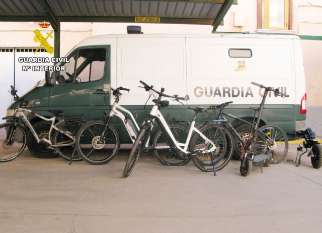 La Guardia Civil detiene a dos individuos por la sustracción de numerosos patinetes y bicicletas eléctricas en Águilas