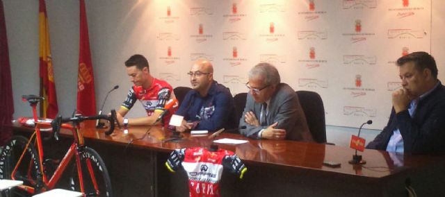 El concejal de Deportes presenta al equipo ciclista internacional Dare Gobik Murcia