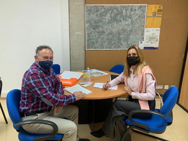 La concejal Pilar Torres mantiene un encuentro de trabajo con el presidente de la Junta Municipal de Barriomar