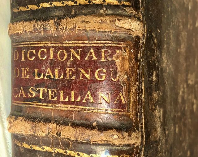 El profesor de la UMU David Prieto García-Seco descubre una reimpresión oculta del primer diccionario académico en un tomo