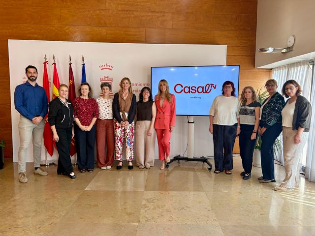 Murcia impulsa un proyecto piloto pionero para combatir la soledad no deseada de las personas mayores desde sus hogares con CASAL TV