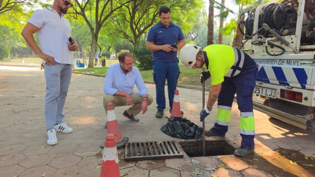 Murcia prepara sus jardines ante las lluvias con un plan preventivo de drenaje