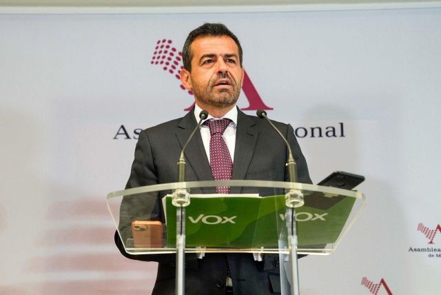 VOX exige al delegado del Gobierno que refuerce la seguridad de las costas tras la llegada de una patera a Cala del Barco