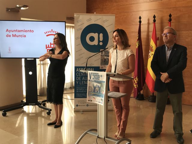 El Ayuntamiento de Murcia hace accesible el Salón de Plenos para personas con sordera