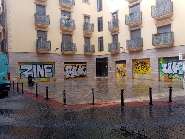 El barrio de San Juan renueva su imagen a través de la eliminación de pintadas vandálicas