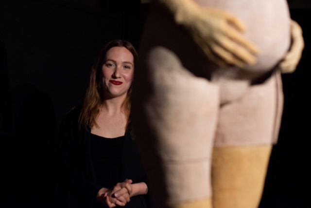 Elena Rodríguez Egea expone una obra sobre el concepto de maternidad en el Rectorado de la UMU