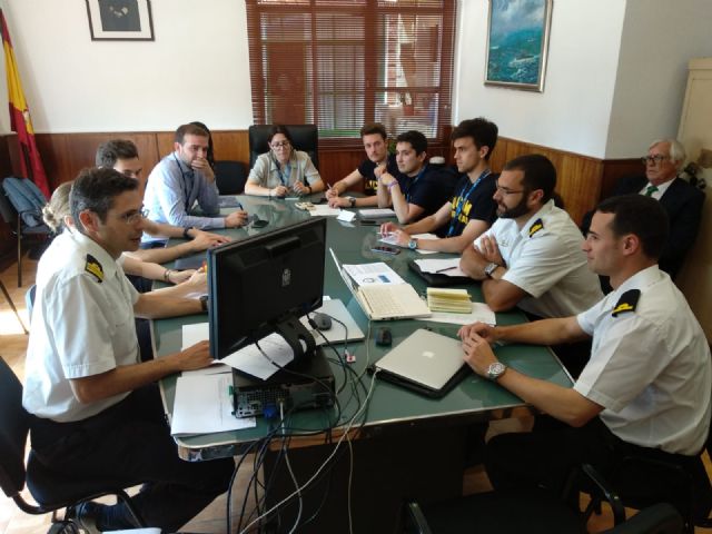 Estudiantes de Comunicación de la UCAM colaboran en el simulacro de rescate de un submarino