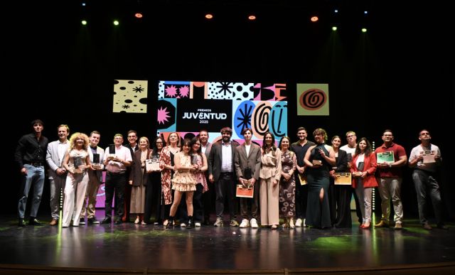 López Miras reivindica durante los Premios Juventud que los jóvenes 'hacen que la Región de Murcia crezca'