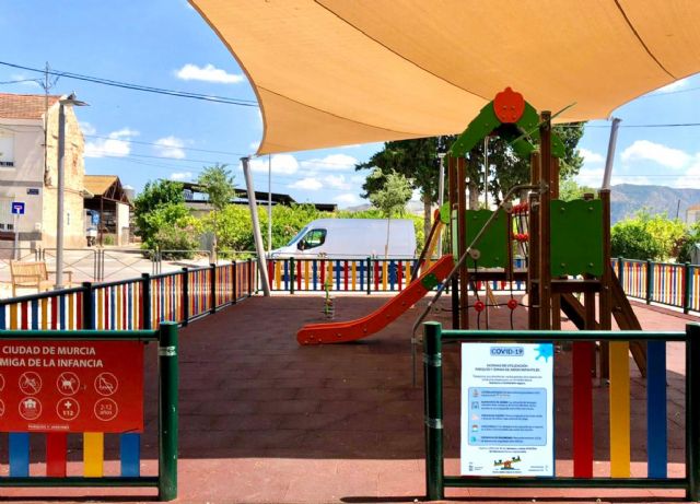 Puesta a punto de los 600 parques de los barrios y pedanías que mañana reabren a las familias murcianas