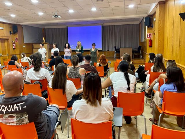 Profesionales de las escuelas de verano municipales y de las escuelas infantiles se forman para reforzar la seguridad alimentaria de los más peque&ntilde;os