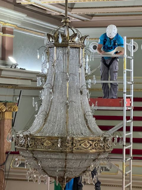 El Ayuntamiento de Murcia acomete una inspección técnica integral de la lámpara monumental del Salón de Plenos para garantizar su conservación