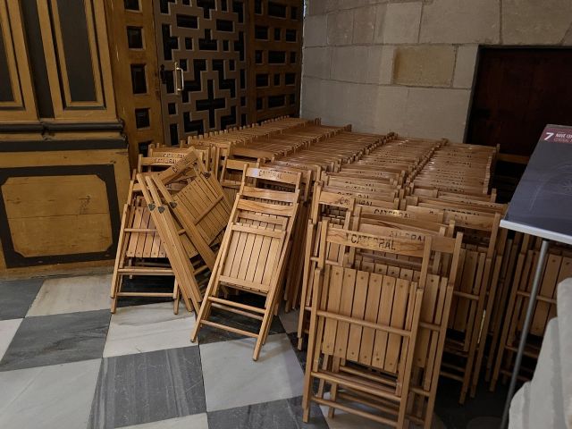 Huermur denuncia que varios espacios de la Catedral se usan como almacenes de sillas de madera