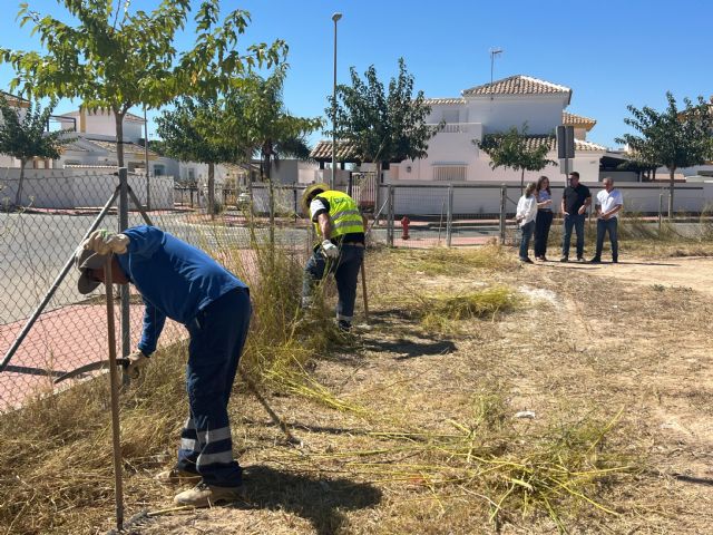 El Ayuntamiento limpia más de 3.400 m² de solares en Sucina para mejorar la seguridad y la salubridad