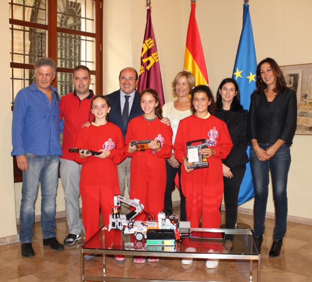 El presidente de la Comunidad recibe a las alumnas del Colegio Antonio de Nebrija de Murcia que ganaron la ´World Robot Olympiad´