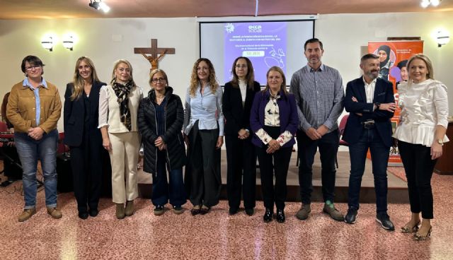 Murcia ilumina su compromiso contra la violencia contra la mujer con el emotivo acto 'Luz en la Sombra' organizado por la Fundación ECCA Social