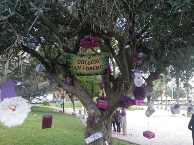 Niños y jóvenes de Puente Tocinos cubren de adornos navideños sostenibles todos los jardines de la pedanía