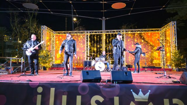 Un total de 25 conciertos llevan la música cada noche al Gran Árbol de Navidad de la Plaza Circular