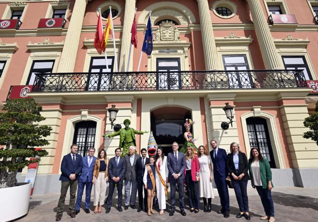 Una explosión de color y pétalos rendirá homenaje al escudo de Murcia en la Batalla de las Flores