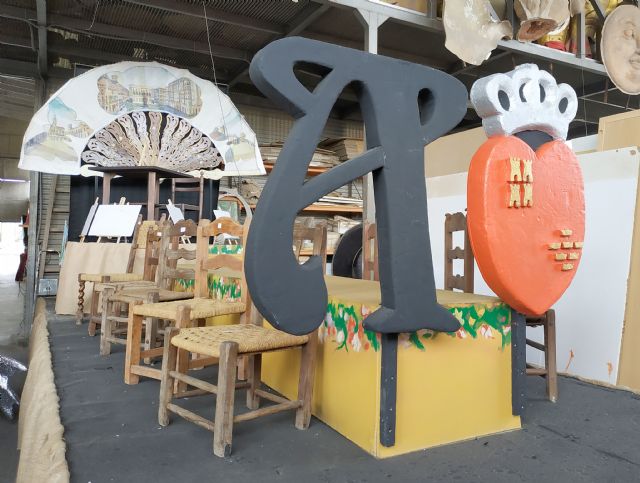 Demostración de decoración y pintura de abanicos, el tema que el Gremio Regional de Artesanías Varias