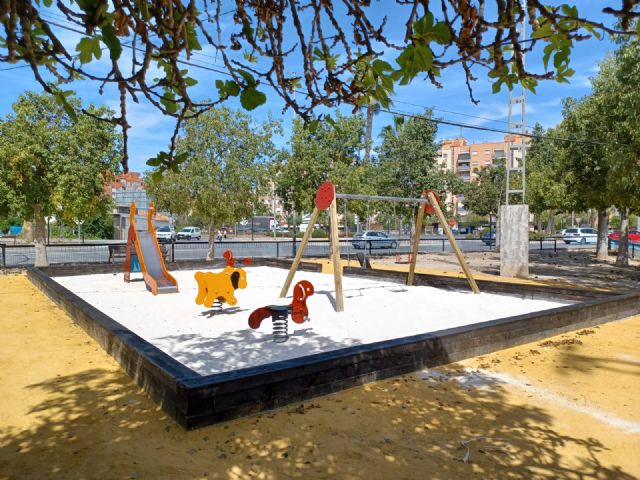 Los vecinos de Patiño disponen de un arenero en el jardín de la calle Félix Rodríguez de la Fuente