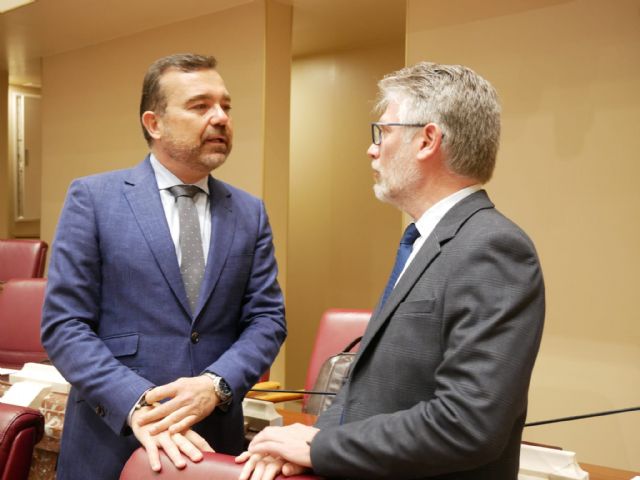 La Asamblea exige a Sánchez que la legislación permita que centros de Primaria 'con las condiciones técnicas y pedagógicas adecuadas' puedan impartir ESO 'y garantizar así la igualdad'