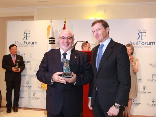 El Real Fórum premia a la UCAM por sus 20 años de labor educativa, económica y evangelizadora