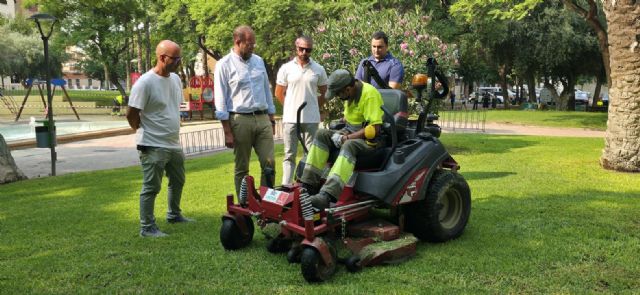 El Ayuntamiento aumenta la frecuencia de la siega de los más de 700.000 metros cuadrados de césped de las praderas verdes de Murcia