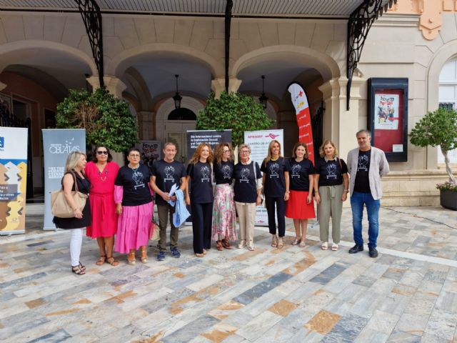 La concentración ciudadana ´Alza la voz contra la trata´ llega a la Plaza Romea para gritar contra el tráfico de personas