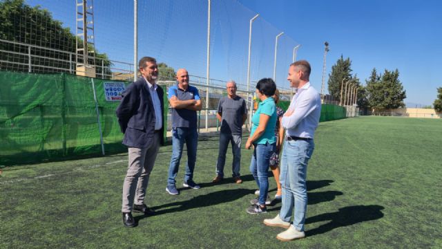 Renuevan las gradas del campo de fútbol de Torreagüera