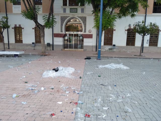 El PSOE denuncia que la explanada del Cuartel de Artillería, tras el concierto que protagonizó Loquillo, sigue llena de basura esta mañana
