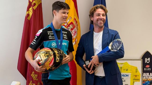 La Región celebra el título mundial júnior de Carlos Cano y reivindica su apuesta por el talento en el motociclismo